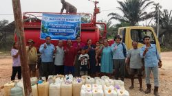 Kemarau Panjang, Warga Menthobi Raya Kesulitan Air Bersih, Perusahaan Salurkan Bantuan