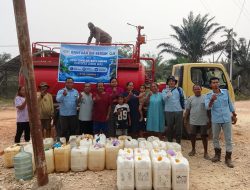 Kemarau Panjang, Warga Menthobi Raya Kesulitan Air Bersih, Perusahaan Salurkan Bantuan